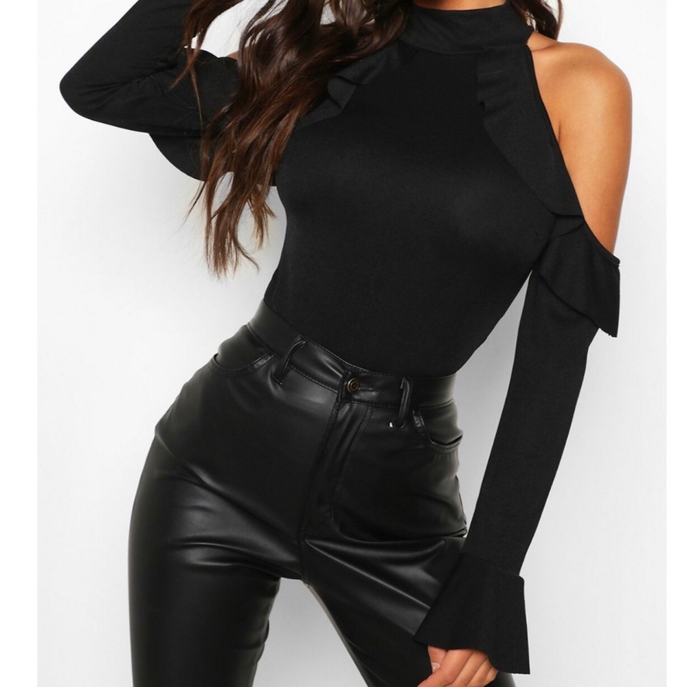 NWT Boohoo Crepe Ruffle Cold Shoulder Top BLK
